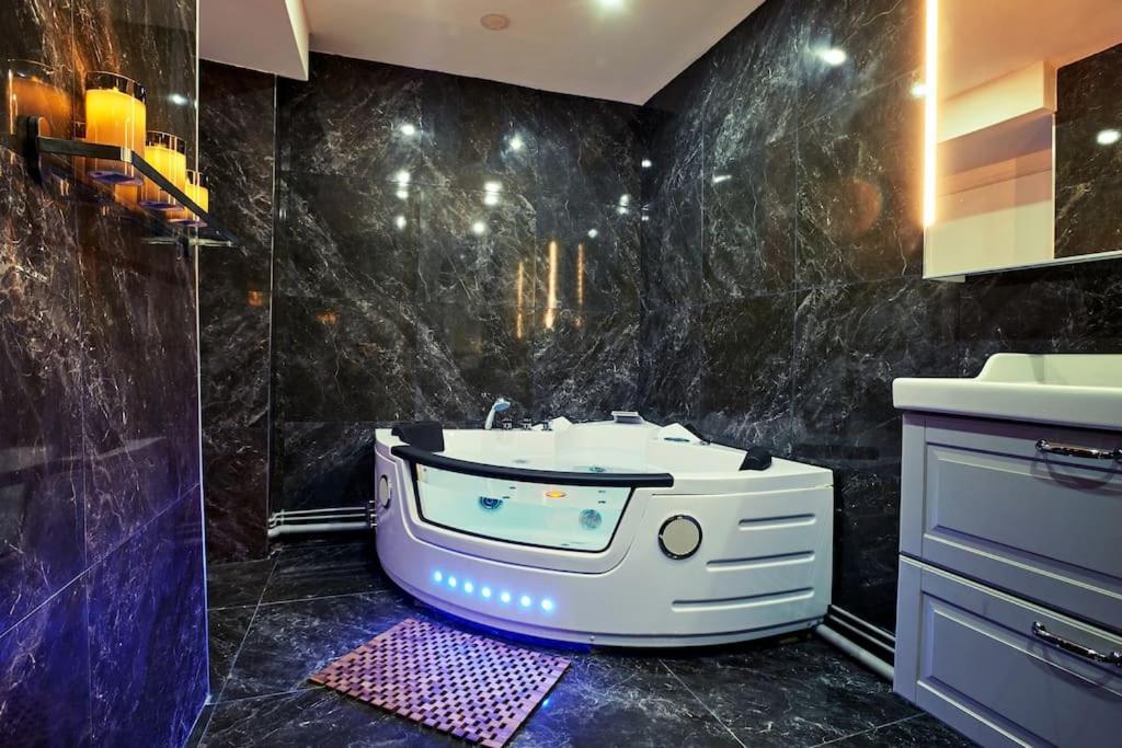 Versailles Jacuzzi - Sauna - Rdc 2 Exterior foto